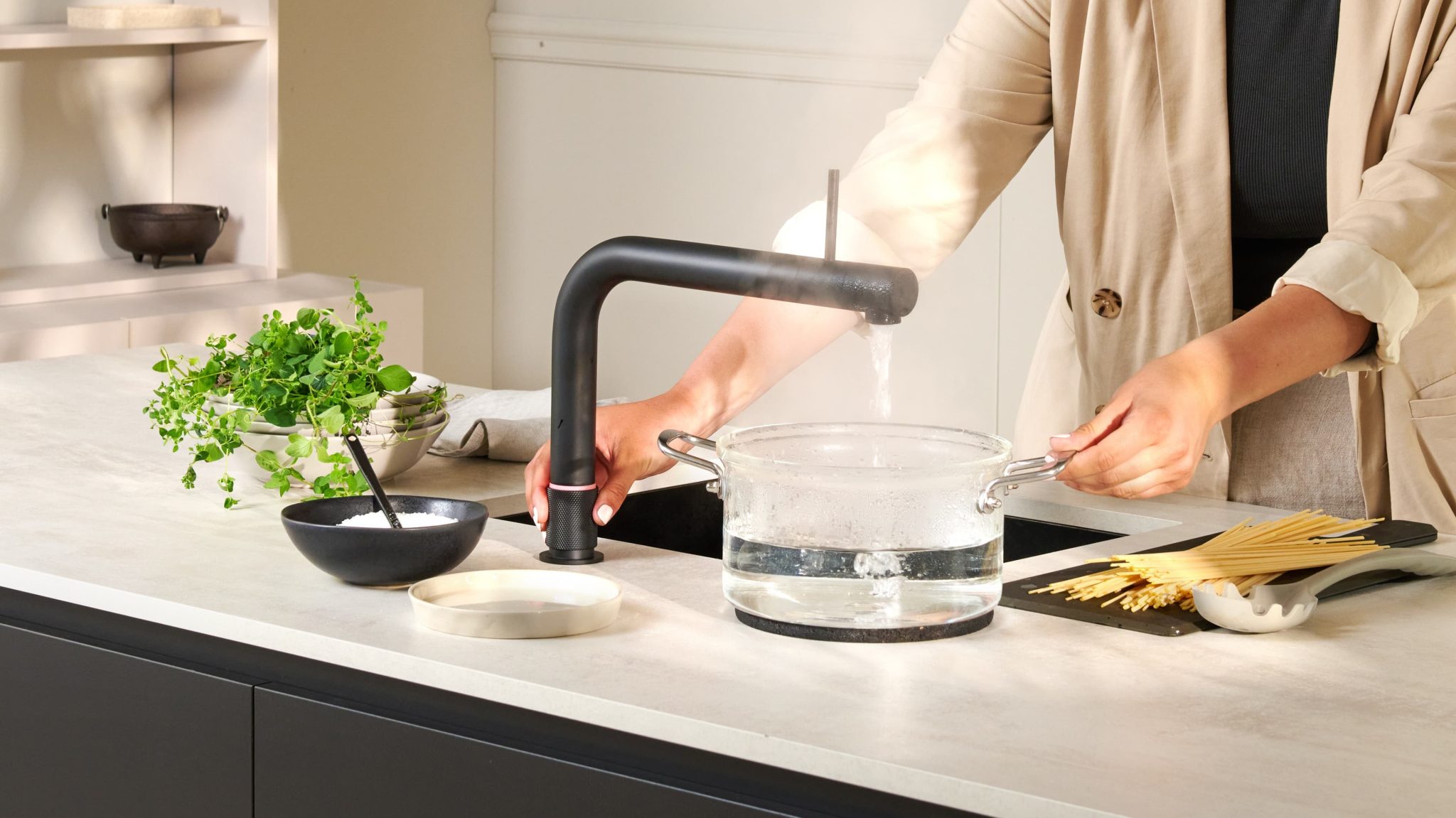 Cocina con isla central y grifo de diseño
