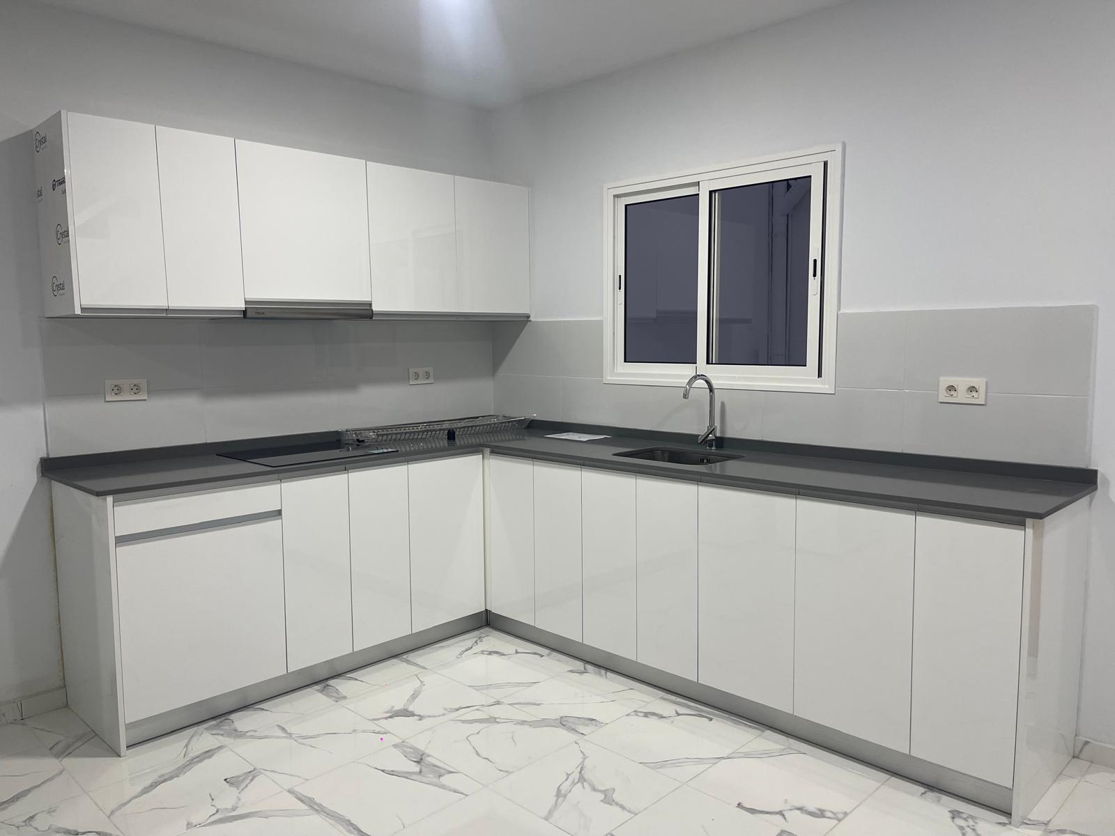 Detalle de cocina a medida con acabado premium